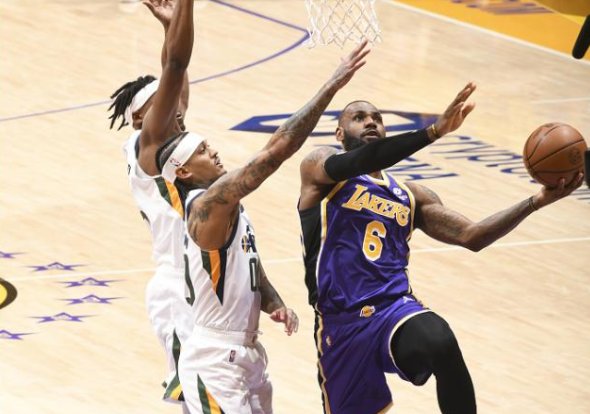 NBA湖人终场争议三分绝杀快船，终结对手七连胜登顶西部引热议